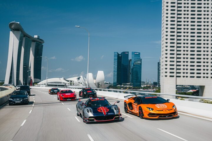 2024年，Gumball 3000拉力赛将横跨越南、柬埔寨、泰国、马来西亚，最终抵达新加坡，在F1大奖赛新加坡站的激昂氛 围中落下帷幕。 伴随引擎的轰鸣声，赛车将驶过西贡偏远的 乡间小路，穿越曼谷熙攘的街道，在喧嚣、奢华与刺激冒险 的交织中不断书写奇遇——这一主题也贯穿于Gumball 3000 拉力赛25年来每个难忘赛季之中。