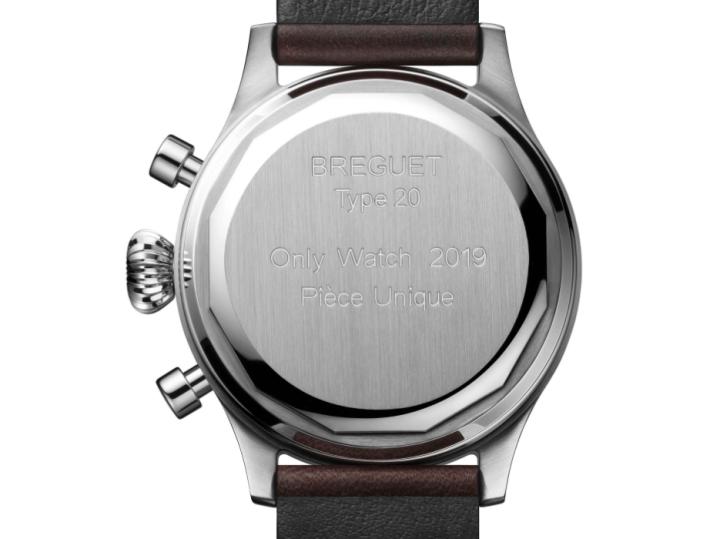 Type 20 Only Watch 2019和原初款式同样配备了不锈钢旋入式表背底盖，防水深度达30米。表主更可从表背底盖上找到"Breguet Type 20 Only Watch 2019 Pièce Unique"的镌刻字样