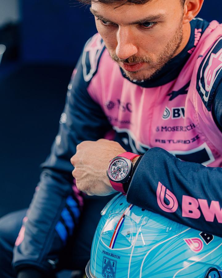 Alpine F1 赛车手 Pierre Gasly 佩戴疾速者 Alpine 机械师款粉红色特别版腕表。