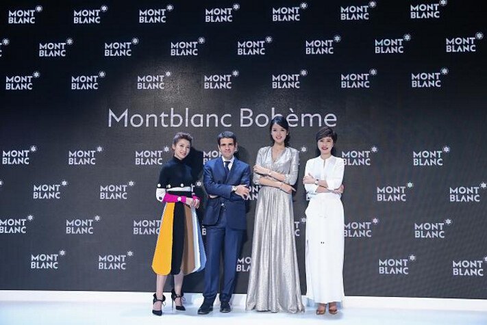 万宝龙全球首席执行官朗博杰(左二)与宝曦女性张梓琳(右二)、薛晓路(右一)、欧萱(左一)