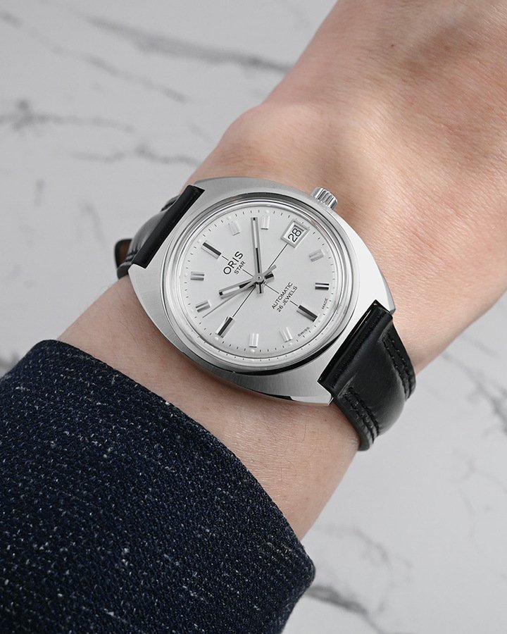 Oris Star Edition 呈现 1960 年代的美学风格，35 毫米鲍鱼形表壳搭配一体成形的表耳线条，在视觉与佩戴性上取得平衡。