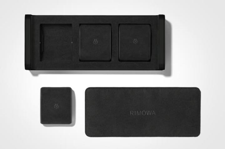 表盒内部以超细纤维制作软垫与表枕，这次RIMOWA将内部也改为黑色，呼应表盒外观。