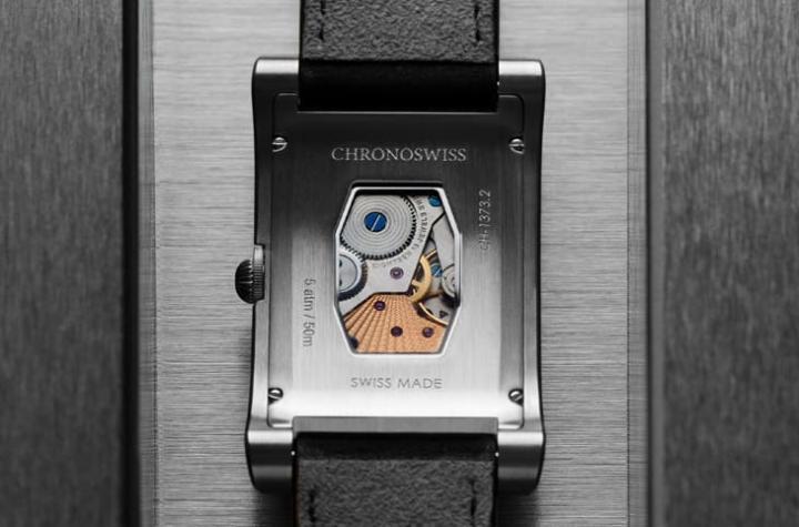 C.85757 机芯桥板经手工雕花、日内瓦波纹与镀铑处理，呈现精致传统工艺与视觉美感。