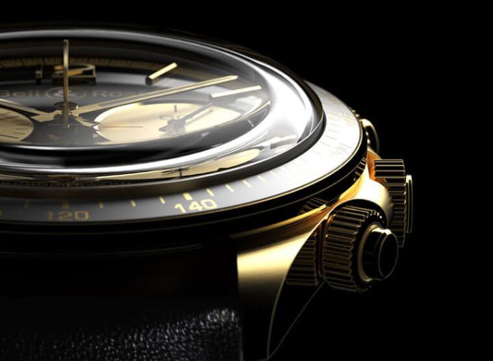 浮凸于表圈之上的蓝宝石水晶镜面展现出系列强调的复古风格