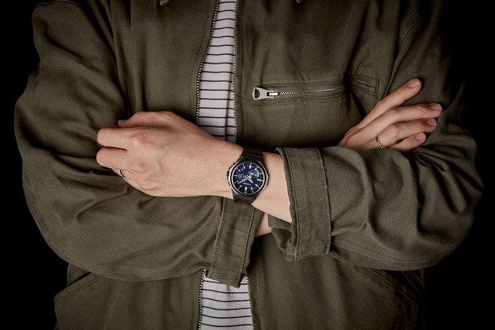 全新 GST-B1000BD 采用金属表圈搭配碳纤维强化树脂表壳，在保留 G-SHOCK 经典抗冲击性能的同时，打造更轻薄表身，显著提升佩戴舒适度。