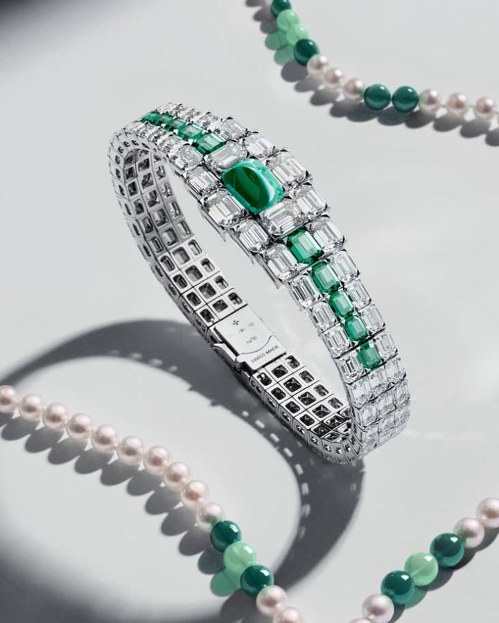 结合镶钻吊坠、三排式 Rivière 钻石手链，以及 Akoya 珍珠与宝石圆珠长项链。