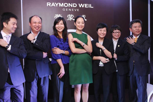 捷成钟表大中华区总经理梁美山女士(左三)，蕾蒙威Raymond Weil大中华区品牌大使周韵小姐(左四)