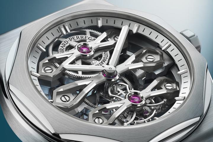 Laureato 三金桥陀飞轮腕表打破陈规，舍弃传统表盘设计，尽显机械结构之美。悬浮于机芯之上的白金时标在微光中泛起柔和蓝光，这一现代笔触兼具易读性与迷人韵味。