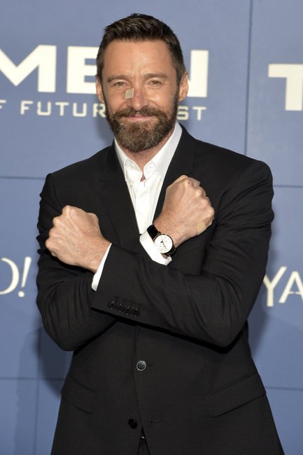  Hugh Jackman出席《X战警：未来昔日》纽约举首映，以金钢狼手势秀出手上的万宝龙Meisterstück Heritage大师杰作传承系列玫瑰金万年历腕表