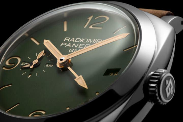 Radiomir系列近期推出四款搭配军绿色面盘的专卖店独卖款，其中PAM00998具备两地时间功能是实用性相对高的作品，而它也是这四款中唯一搭配浅色表带的设计