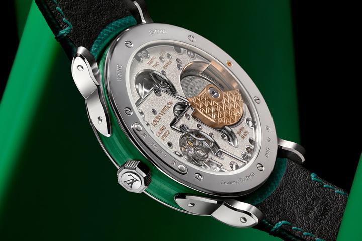 LFT023 机芯的喷砂处理与抛光倒角，交织出丰富的层次，呼应腕表整体精妙的质感运用，而代表性的透明宝石则营造出协调优雅的视觉效果。最后，腕表背面隐藏着一个细腻、迷人的小巧思。依据高级制表的传统，铂金腕表会以一枚小巧的宝石做为识别。