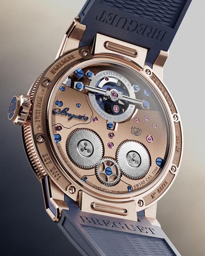 Expérimentale 1 腕表配备了与宝玑 3448 腕表类似的专利双发条盒，但这次采用了串联的双层设计，每层均由两个发条盒组成，中间以蓝宝石垫片隔开，分别位于 3 点钟和 9 点钟位置的分钟轴两侧。