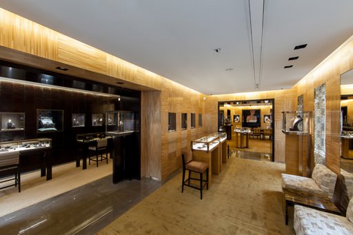 巴黎旺多姆广场，Louis Vuitton路易威登全新钟表珠宝专卖店内