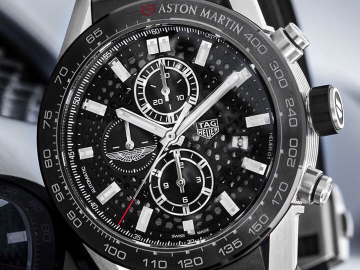 似曾相识的Heuer-01系列设计，但是套用在ASTON MARTIN特别版身上后旋即出现改用蜂巢状面盘、9点小表评添加ASTON MARTIN Logo等细节微调，此外像是表圈上的测速计文字也改成”ASTON MARTIN”