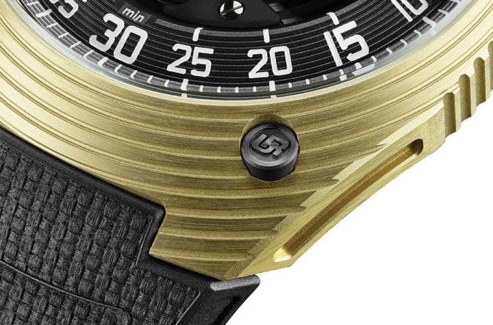 UR-150 Golden Scorpion 的 2N 黄金中层表壳经喷砂、珠击与缎面打磨，搭配黑色 PVD 钛金属表背及圆拱蓝宝石镜面。