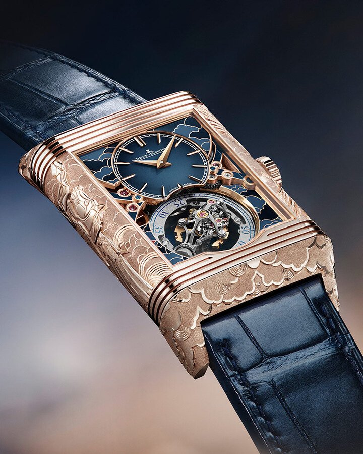 Reverso Hybris Artistica 超凡复杂工艺翻转系列《飞马》179 型机芯腕表将积家经典多轴陀飞轮的技术杰作与最精湛的艺术工艺相互结合，充分发挥大工坊珍稀工艺 (Métiers Rares™) 工坊的雕刻师技艺。