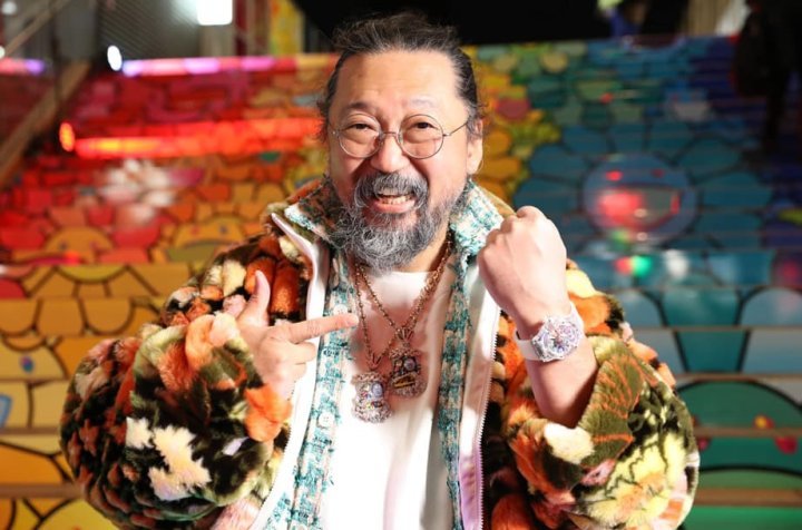村上隆大师招牌的微笑之花画作化身成为手表上的立体活动装置，高度的艺术画风格让手表别具收藏价值。