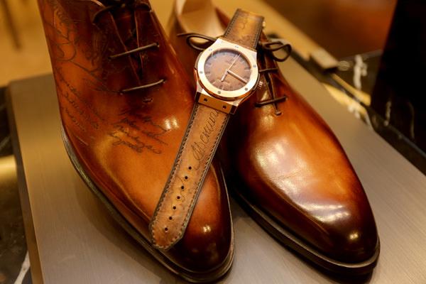 宇舶表经典融合Berluti Scritto腕表表带采用Venezia小牛皮并饰以十八世纪书法艺术