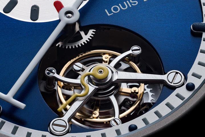 Régulateur Tourbillon Blue6 点钟位置，由 La Chaux-de-Fonds 制表师 Olivier Mory 设计的陀飞轮装置展现其精密运作。桥板与齿轮结构清晰可见，黄色蛇形秒针流畅描绘时间的轨迹。