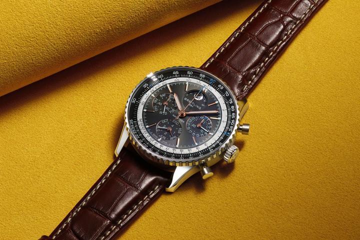 Navitimer B19 43 毫米万年历计时腕表表盘呈现深邃层次与细腻光泽，而小表盘周围的金属凸环则带来全新的立体结构感。12 点方向位置的月相显示以细节吸引目光，每一只表壳皆饰以百年灵经典滚花表圈。