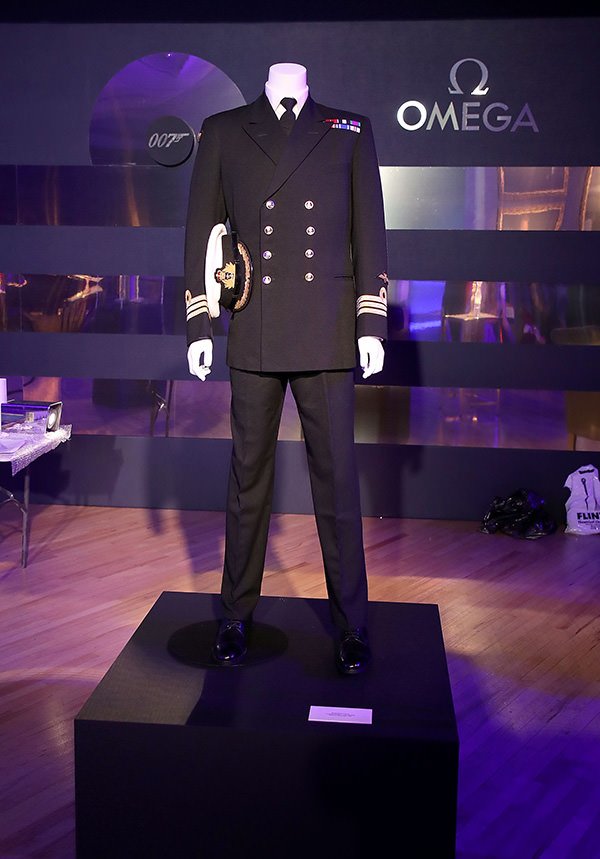 活动现场展出詹姆斯·邦德海军中校制服
