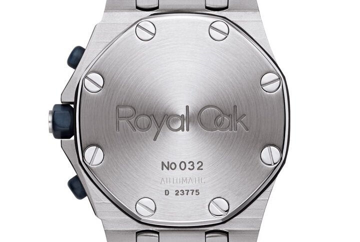 编号Ref. 26237ST.OO.1000ST.01底盘的中心位置刻有\"Royal Oak Offshore\"标志以及\"AUTOMATIC\"字样，且蓝色橡胶材质包覆着按把及旋入式表冠，无论是大尺寸的设计或创新材质的使用，都在当时掀起风潮