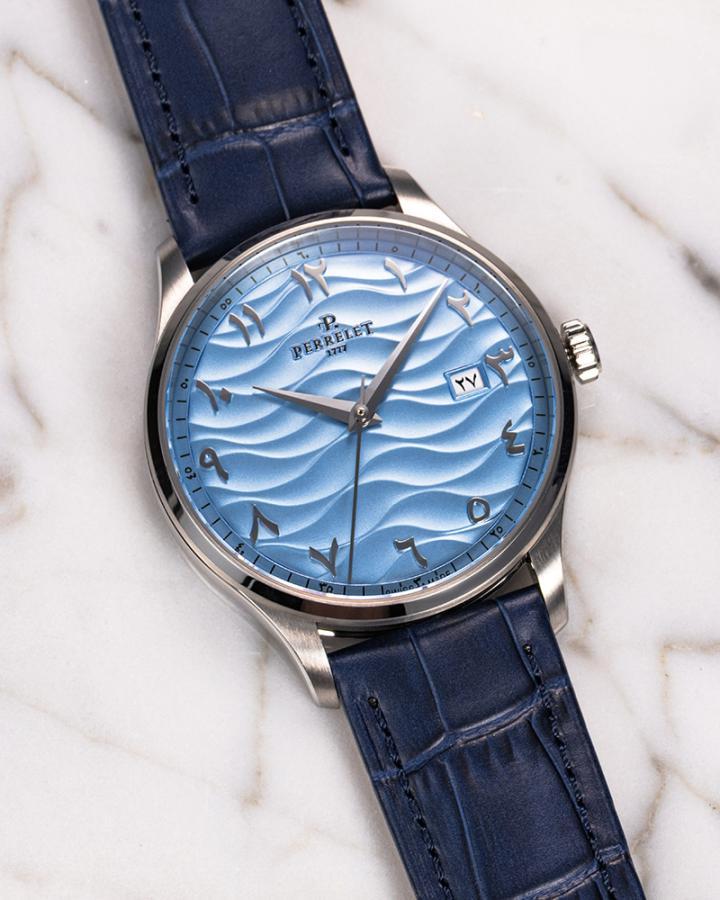 Arctic Dunes 面盘上的中东数字，以柔和而内敛的线条排列，并非异国装饰，而是一种对时间语言的尊重。