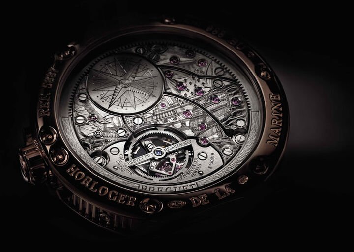 铂金外缘式自动盘经手工镌刻\"Breguet\" 字样，可由此尽览机芯上的艺术装饰