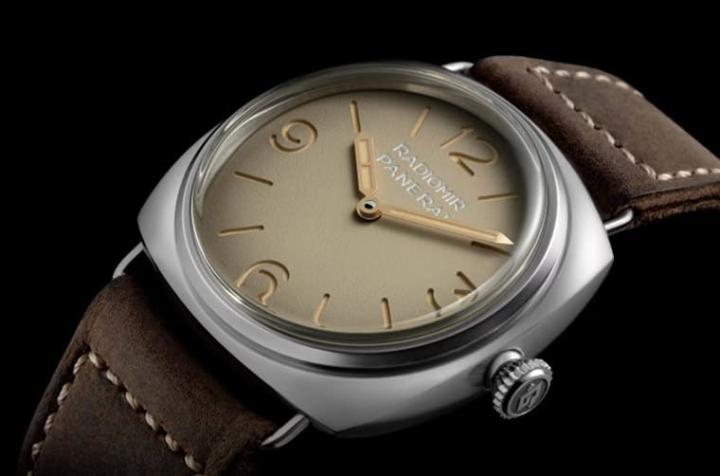 沛纳海2023发表新款Radiomir Tre Giorni，手表虽同样是不锈钢表壳搭配小牛皮表带，但是面盘颜色有了新尝试。