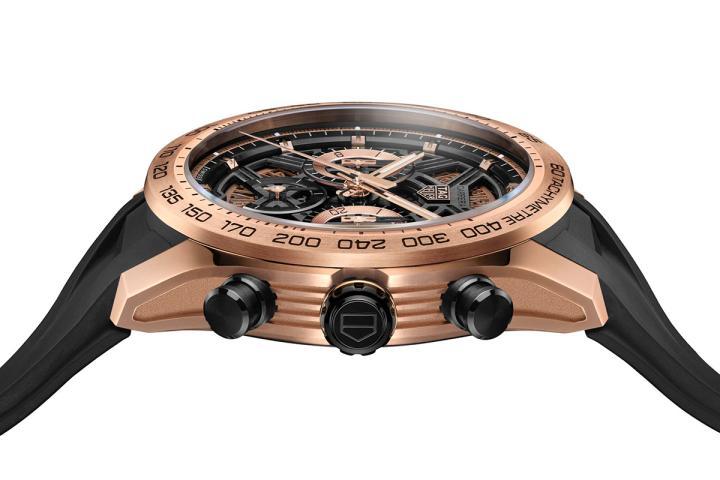 Carrera Chronograph Extreme Sport 计时腕表，表壳采用经精细磨砂和抛光的 18K 5N 玫瑰金制成，镂空的侧面展现独特建筑美感，衬以固定测速刻度表圈及黑色 DLC 涂层钛金属表冠。