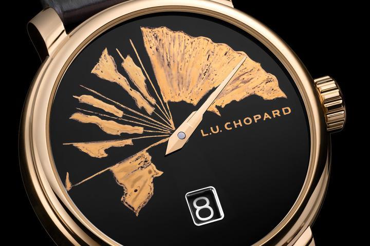 L.U.C Quattro Spirit"武士永曜" 腕表，表盘的设计灵感源自日本军事史中一个充满力量的象征：破损的军扇。萧邦联合总裁曾于到访日本时于和服腰带上邂逅此图案。这个珍罕的图案，既暗喻生命之脆弱，亦象征面对逆境的坚韧，体现了武士即使负伤仍坚持奋战的决心。