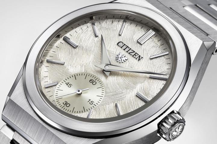 NC0201-54A 以电铸技术呈现雄鹰羽翼的立体纹理，感受老鹰在强风中前行的强韧精神。