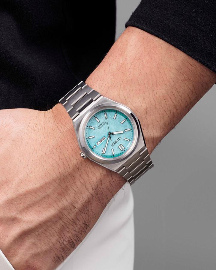 AW0130-85M 以清新亮眼的湖水绿色表盘，展现春日般的活力与朝气。