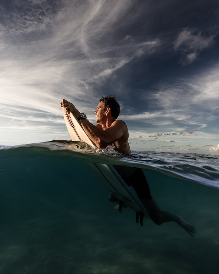 雅典表品牌挚友、当代尤利西斯 Mike Coots，青少年时期曾遭受虎鲨袭击，不幸失去了一条腿，此后一直积极倡导加强对全球鲨鱼种群的科普和保护。