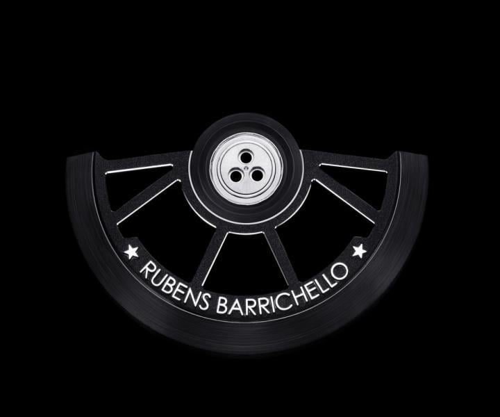 品牌特地以21K金打造状似轮圈的自动盘，其上还刻有Barrichello的名字
