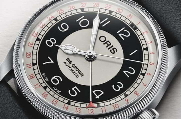 面盘呈现同心圆靶心造型，冷灰与黑色搭配红色细节，视觉层次分明且醒目。