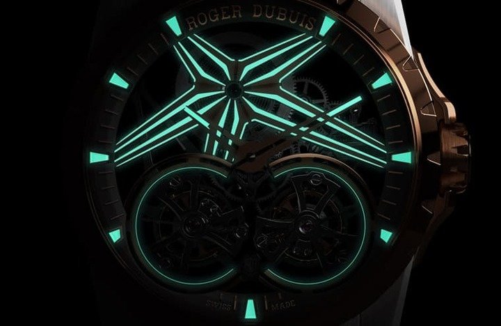 包括时标、星形桥板、指针与陀飞轮框架皆涂上SuperLumiNova™夜光涂料，使手表能在暗处散发迷人光芒。