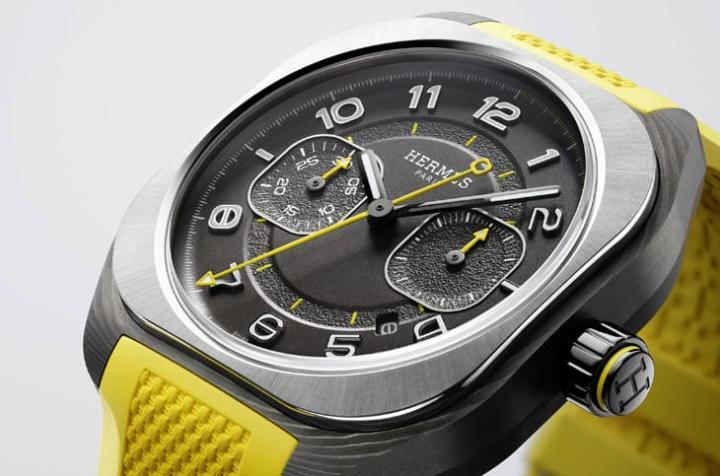 黑色面盘层次分明，粒纹小表盘与那不勒斯黄细节交错，营造鲜明动感对比。