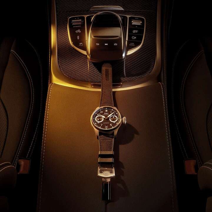 2023 年，采用 18K Armor Gold® 与 CMC 材质打造的大型飞行员腕表 “AMG G 63” 特别版，也仅在万国表专卖店或IWC.com官方网站发售。