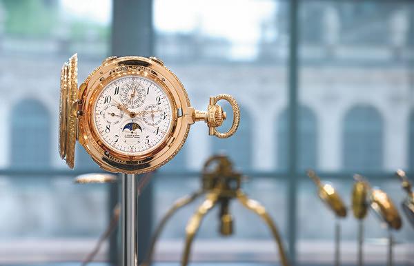 GRANDE COMPLICATION怀表（编号 42500）代表着朗格制表技艺的悠久传统。此表为德累斯顿茨温格宫综合博物馆中最古老的博物馆内的钟表系列藏品