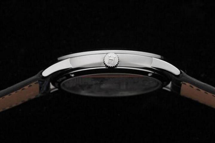 Slim系列在2015年推出之际就以轻薄作为卖点，恰好精淮地呼应当时市场对大表径的疲乏、转以投向轻薄尺寸的趋势，Slim系列多採用厚度仅2.6mm大小的H1950机芯，作为爱马仕第三枚自制机芯，其耐用精淮使得品牌广泛应用于各个系列之中