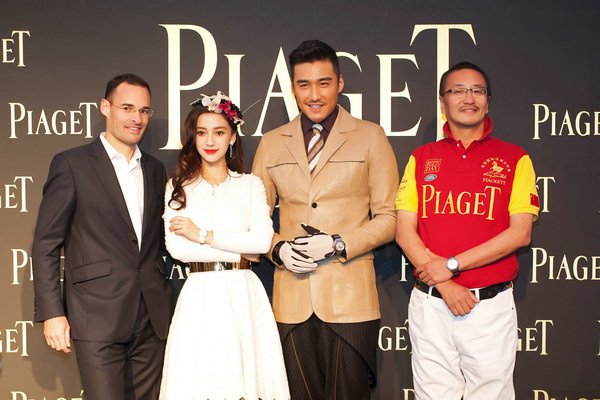（左至右）Piaget 伯爵中国行政总裁慕容韬先生，知名艺人 AngelaBaby 小姐，知名艺人胡兵先生，北京国际马球公开赛赛事总监、北京阳光时代马球俱乐部主席夏阳先生共贺第五届北京国际马球公开赛顺利收官