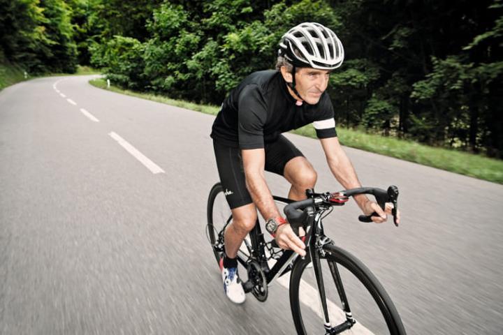 RICHARD MILLE再次跨界，为前世界一级方程式赛车冠军Alain Prost量身打造RM 70-01陀飞轮，专为右腕佩戴，全球限量30只