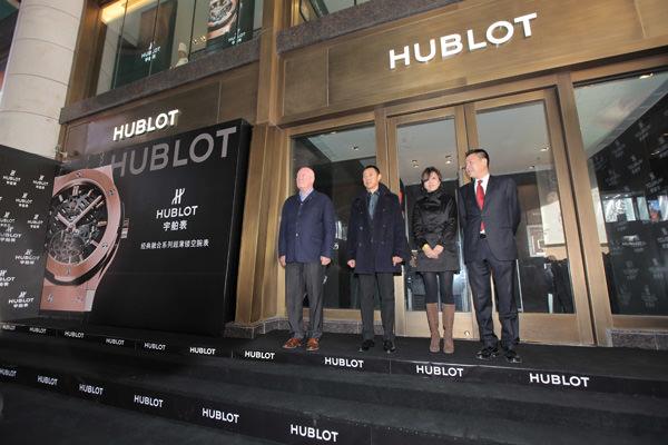 宇舶表董事会主席让-克劳德·比弗先生，著名影星张丰毅作为主礼嘉宾为专卖店开幕剪彩，（左起: 让-克劳德·比弗先生，张丰毅先生，麦凯乐大连总店总经理鞠晶女士，大连锦华钟表珠宝公司总经理刘忠阳先生)