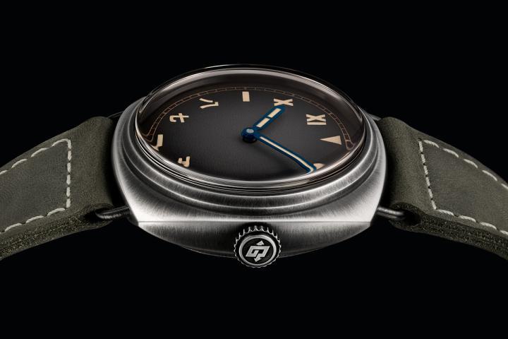 PAM02088 线型表耳搭配锥形表冠设计，其灵感源自 1935 年沛纳海的经典表款，也是 Radiomir 系列最具辨识度的设计元素，进一步彰显新作的复古魅力。