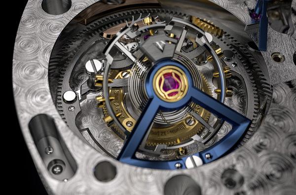 倾斜30度的 Bi-Plan 飞行陀飞轮，不仅外型精致， 更能平均地抵消地心引力对于摆轮的影响