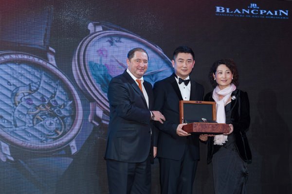 宝珀全球副总裁兼市场总监Mr. Alain Delamuraz及宝珀中国区副总裁廖昱先生共同为中拍者颁发宝珀“The Unique”全新高级系列孤品腕表