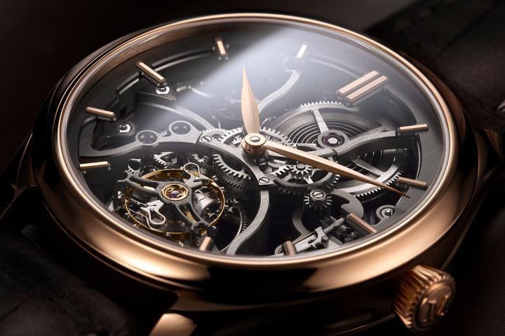 "通透" 与 "对称" 是勇创者陀飞轮镂空腕表的关键语汇。透过表盘，机芯的复杂结构一览无遗，却仍保有极致的辨读性。经碳灰色处理并饰以拉丝纹的桥板及主夹板，勾勒出利落、现代、宛如雕塑般的几何轮廓。