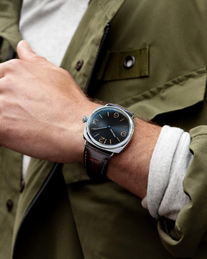 Radiomir Viaggio nel Tempo 体验版腕表 PAM01730 搭配深棕色鳄鱼皮表带与抛光白金梯形表扣，散发内敛低调的气质。