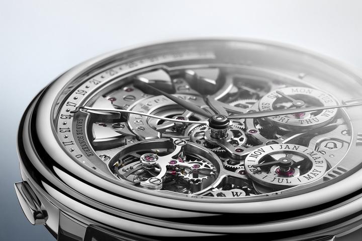 宝珀与 KISS 的鼓手 Eric Singer 合作，以组成西敏寺钟乐的四音音锤 (B、E、G#、F#)，量身打造一组被取名为 "Blancpain" 的全新旋律；透过 8 点钟的按把，操作者就可以自由切换，从表盘上约于 5 点钟位置的指示，可以看到现在是 "W (西敏寺钟乐)" 还是 "B (blancpain 旋律)"。